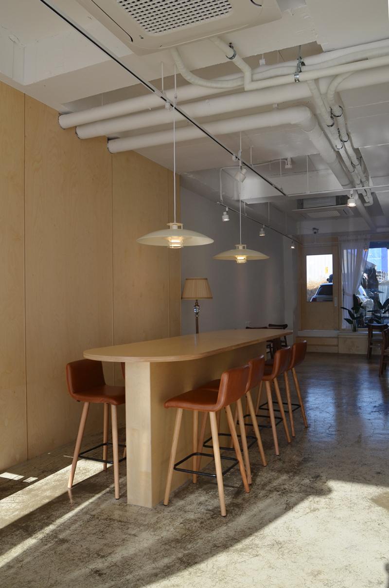 简约 20 平咖啡厅，展现白色与木色的精致空间设计-19