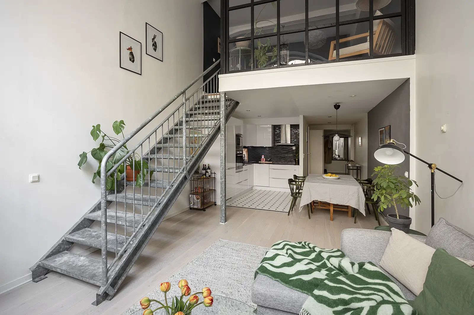 带有天窗的瑞典复式公寓房间-1