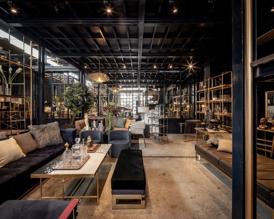 停车场角落的储存仓库变身现代家具展示厅-17