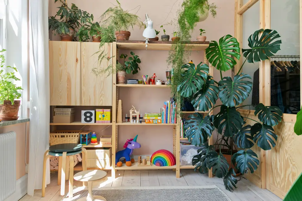 瑞典小公寓打造婴儿房，木质隔墙营造宁静空间-13