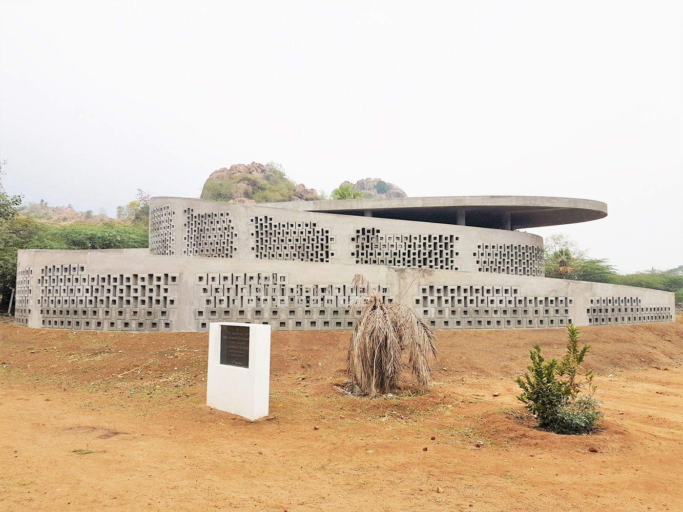 印度低成本社区中心,混凝土螺旋墙展现独特魅力-33