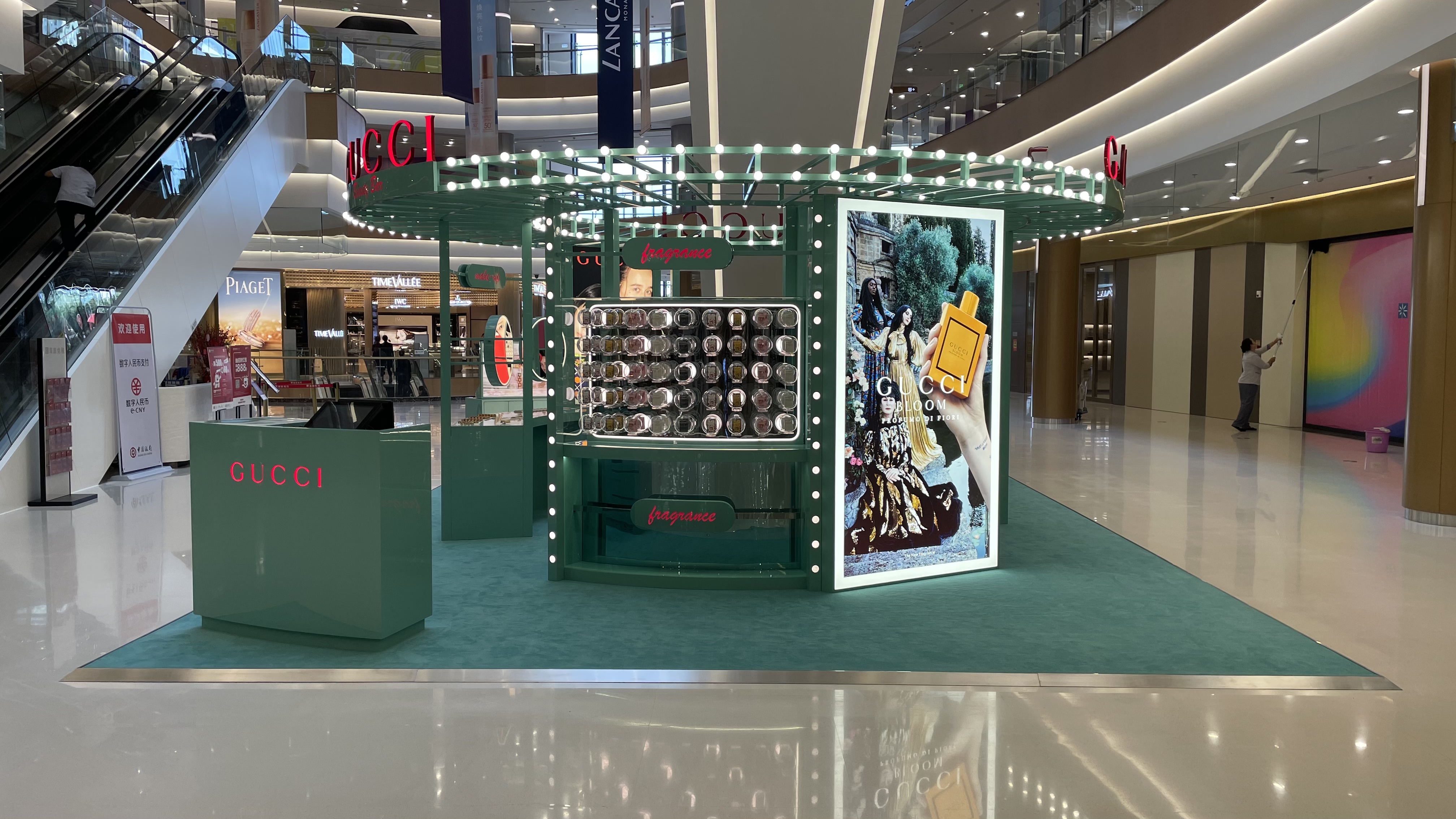 Gucci beauty outpost in TR China-2