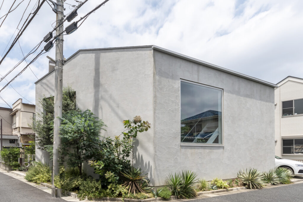 多くの緑とともに暮らす飽きの来ない家　ゆるやかにつながる空間と大きな開口でのびのびと暮らす | Architecture | 100%LiFE-17