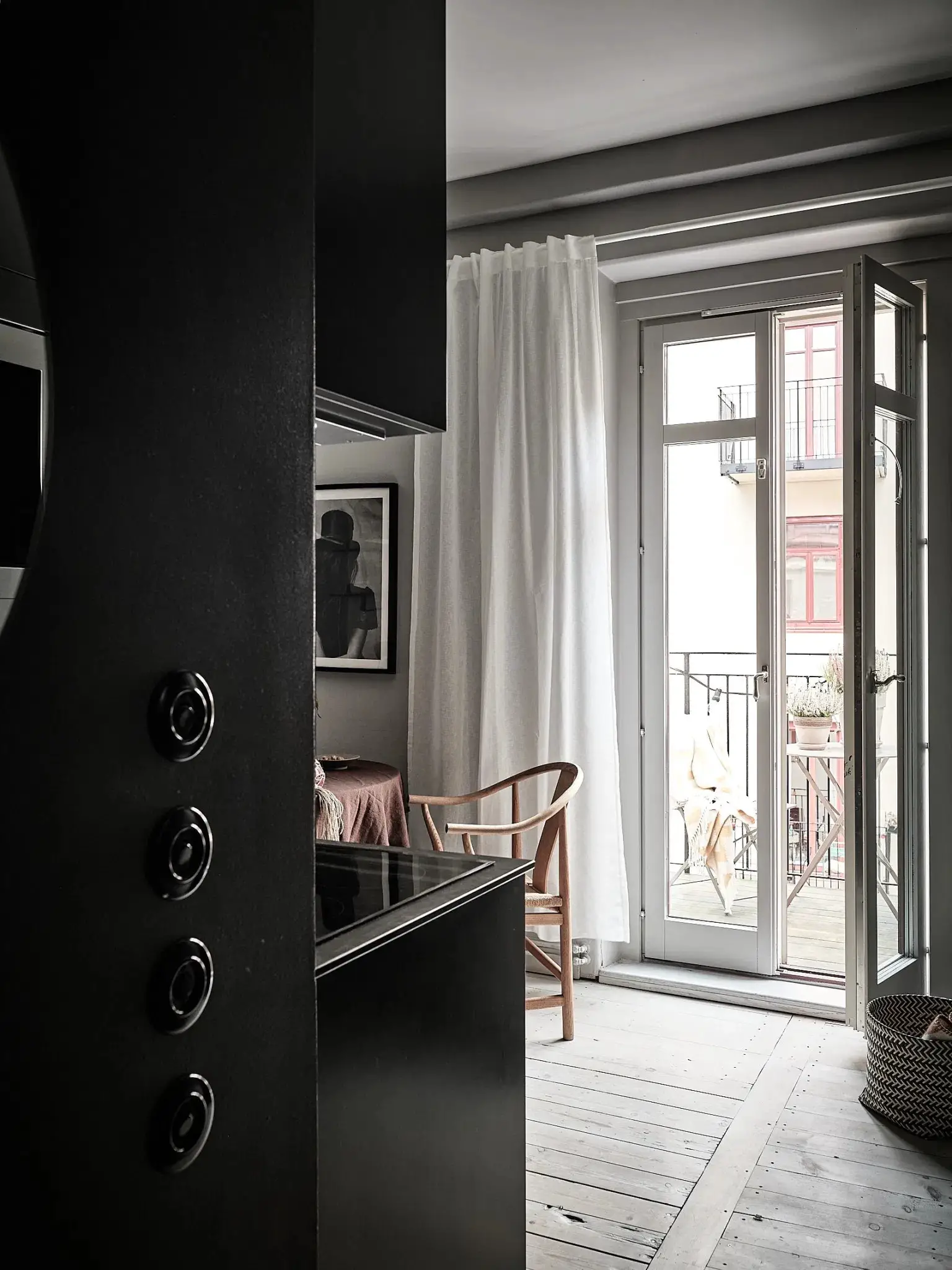 39 平米暗黑系公寓，玻璃墙卧室成亮点-8