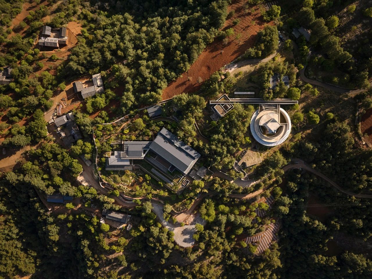 在洱海边爆红后，八旬用12年造伙山酒店，一砖一石皆用情-9