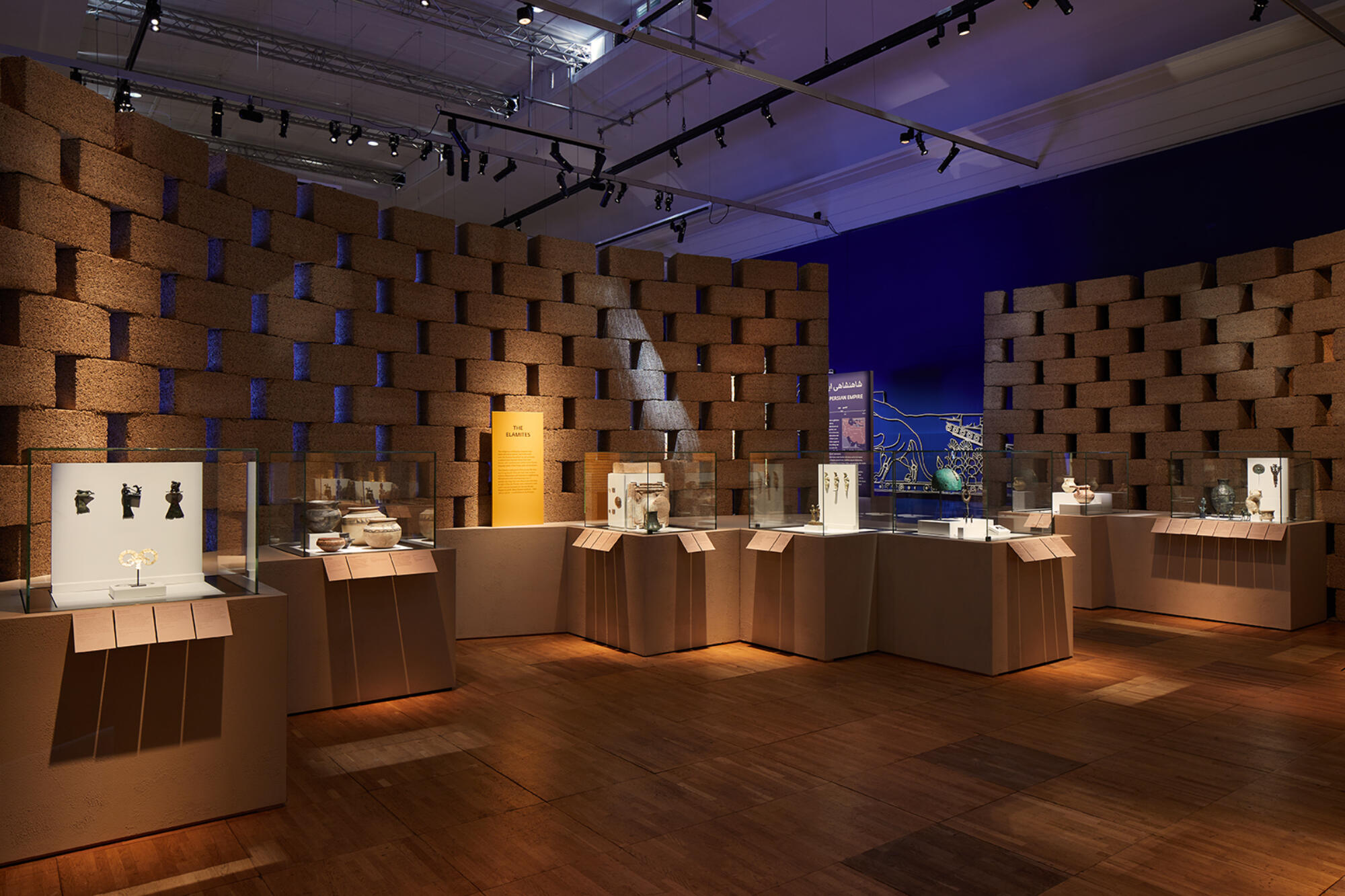 维多利亚和阿尔伯特博物馆的伊朗史诗特展（注：V&A一般指英国维多利亚和阿尔伯特博物馆，如果这里不是该含义，请提供更多背景信息） 丨英国伦敦丨Gort Scott-15