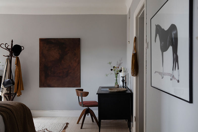 瑞典暗调小公寓的丰富纺织品设计-9