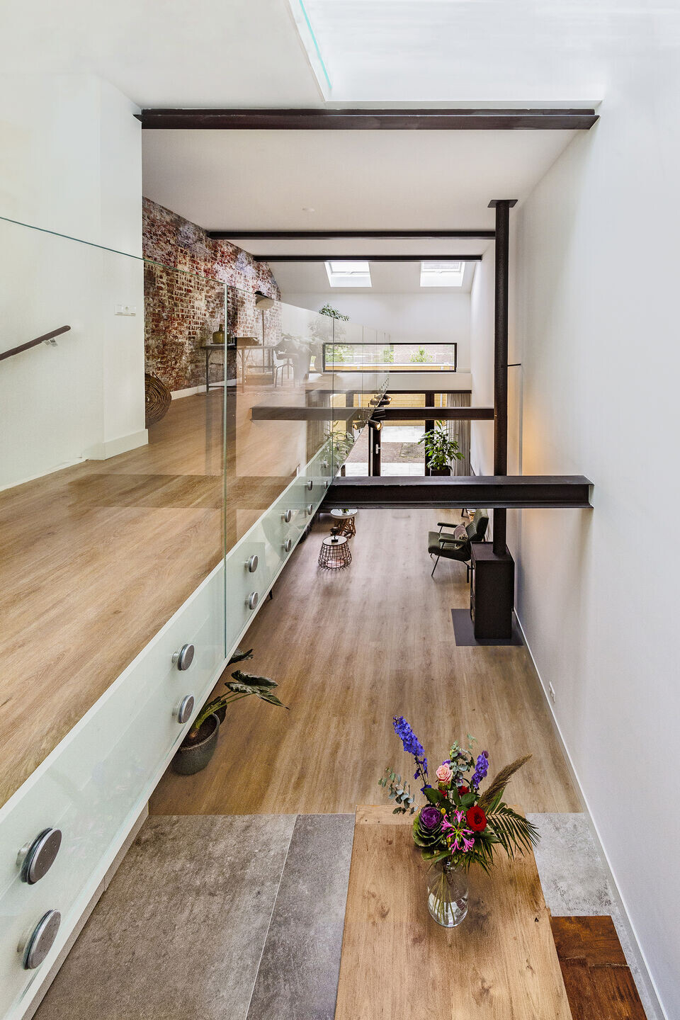 荷兰军营旧马厩变身为独特住宅-16