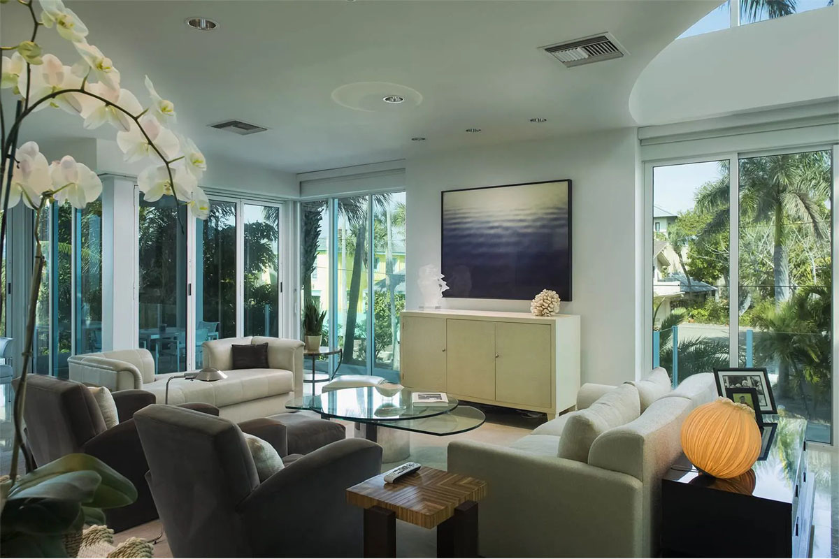 佛罗里达海滨带玻璃电梯和楼梯的豪华住宅丨乌拉圭佛罗里达丨建筑师迈克尔·戴德莫尔-11