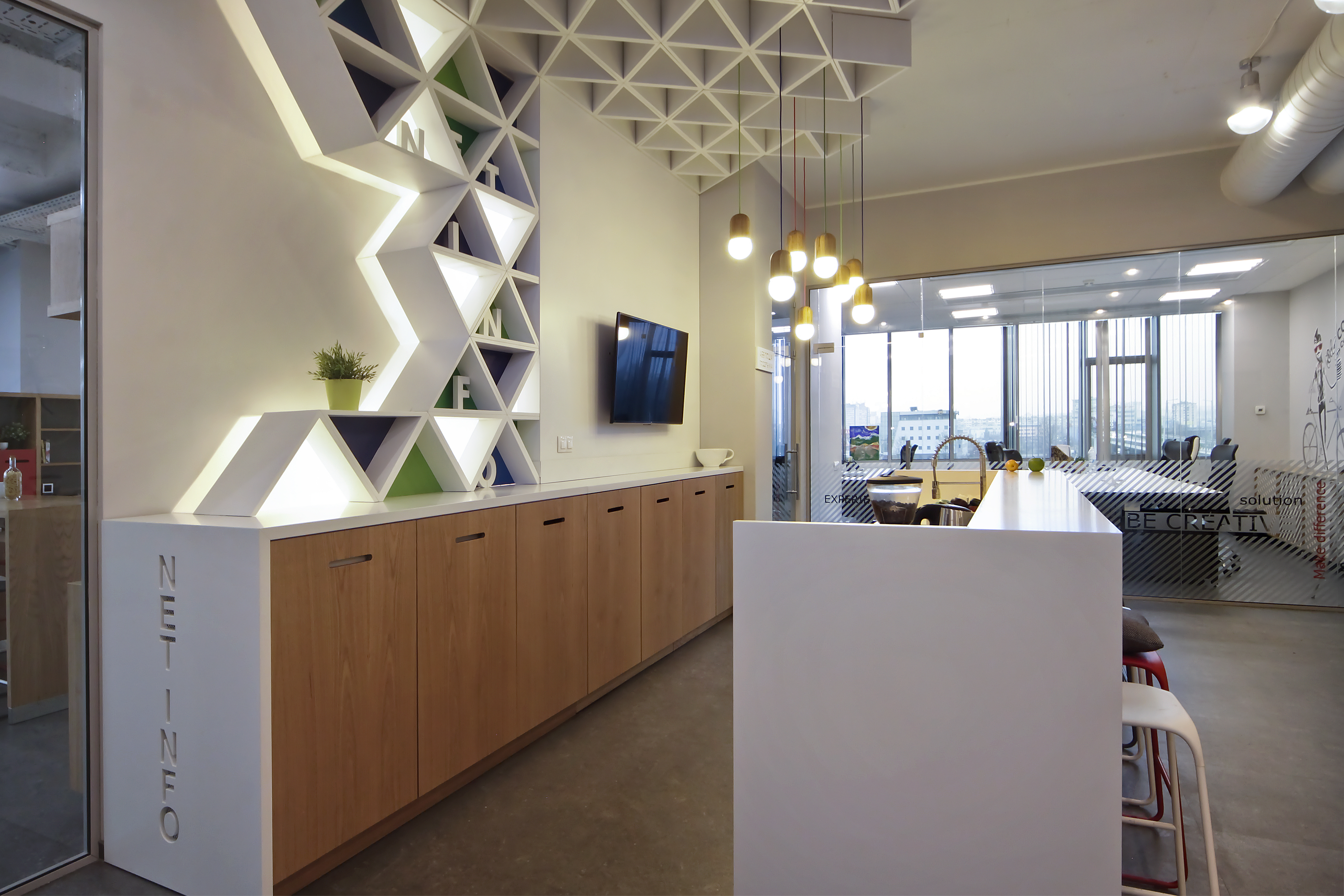 现代科技融入的灰色空间-17