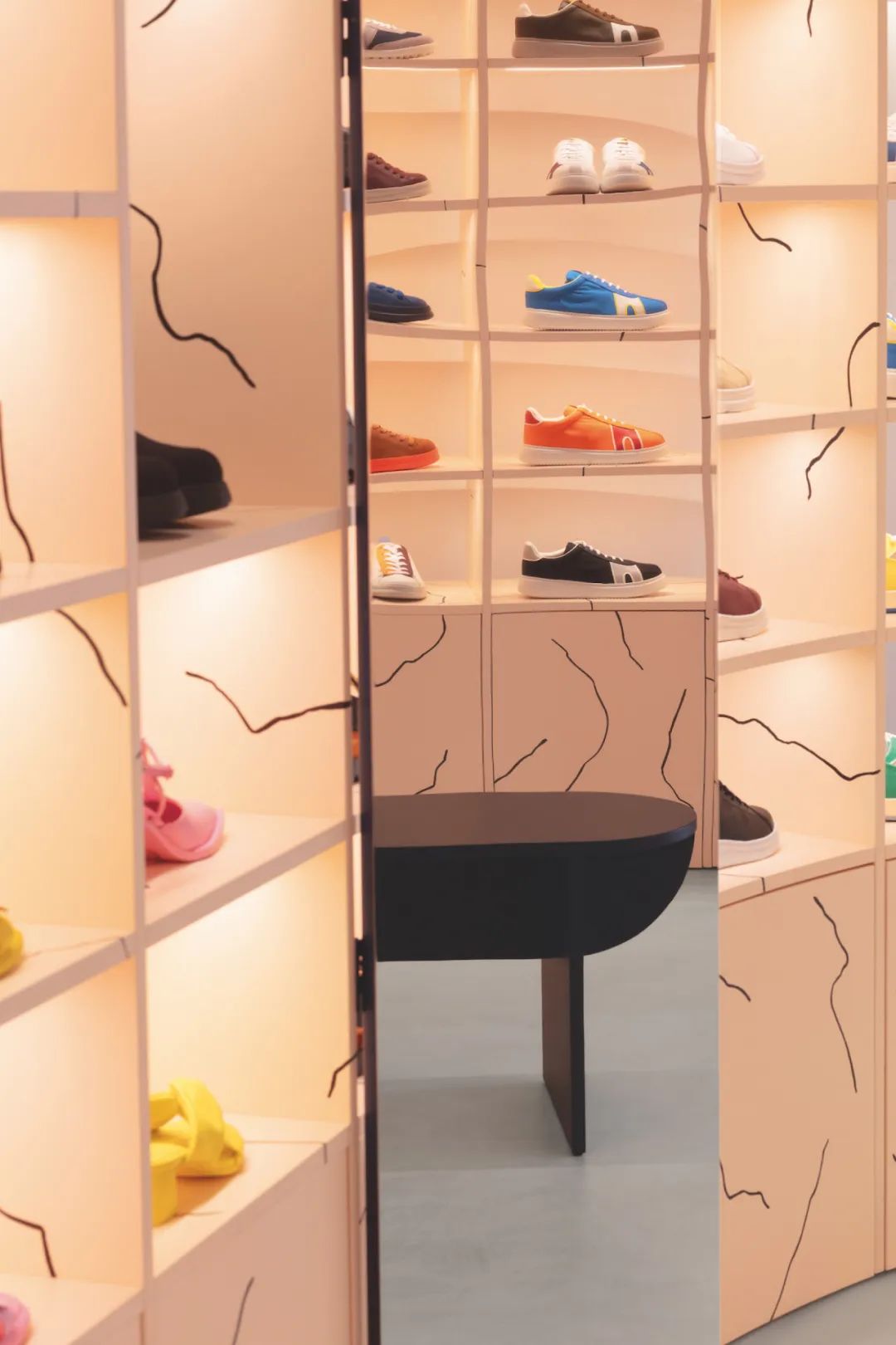 罗马 CAMPER 新零售空间设计丨西班牙丨Piovenefabi-4