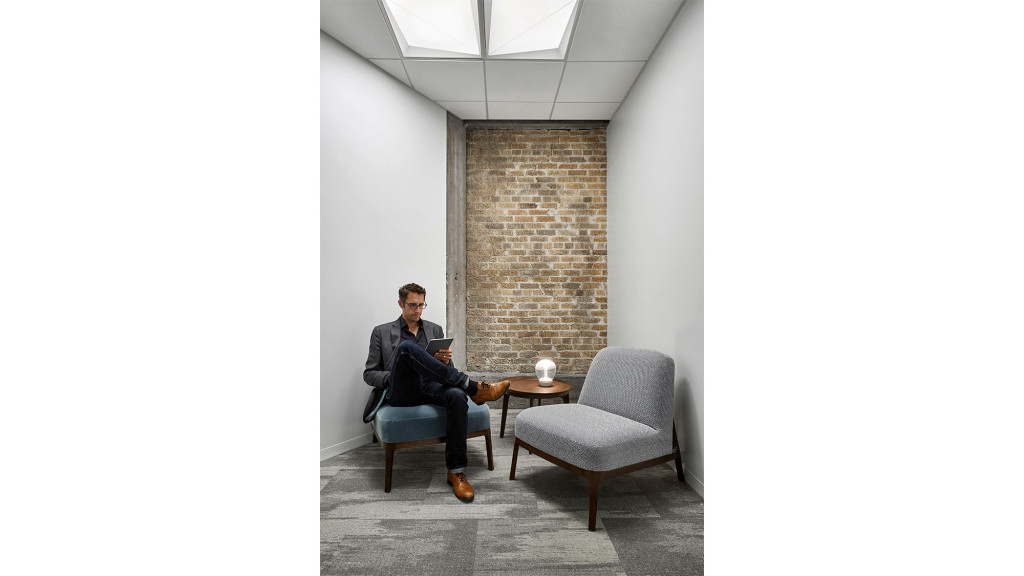 Austin 历史建筑中的现代照明实验室——Gensler 打造 Hossley 新空间-5