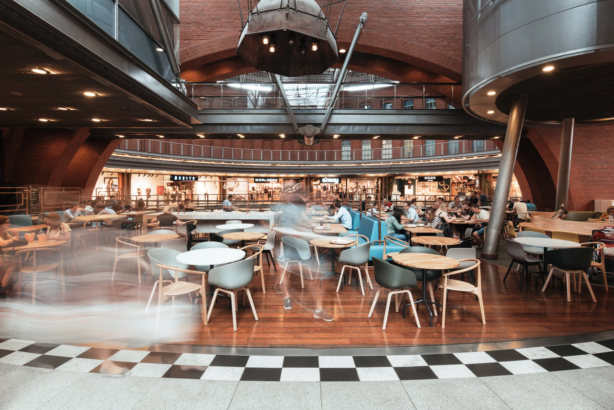 波兰 Stary Browar 购物中心现代厨房风格美食广场-19