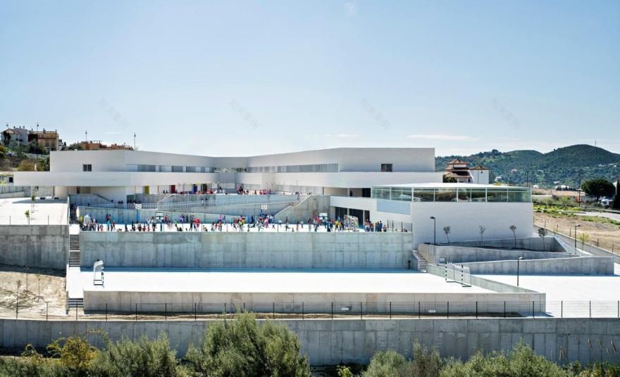 Indira Gandhi Public School · 融入地形的教育建筑-36