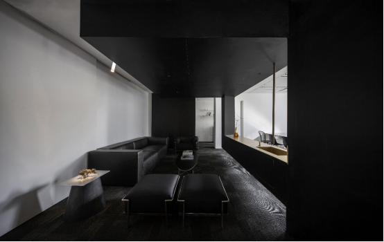 “黑亭”的无用之美,巧妙划分空间打造多功能办公环境-26