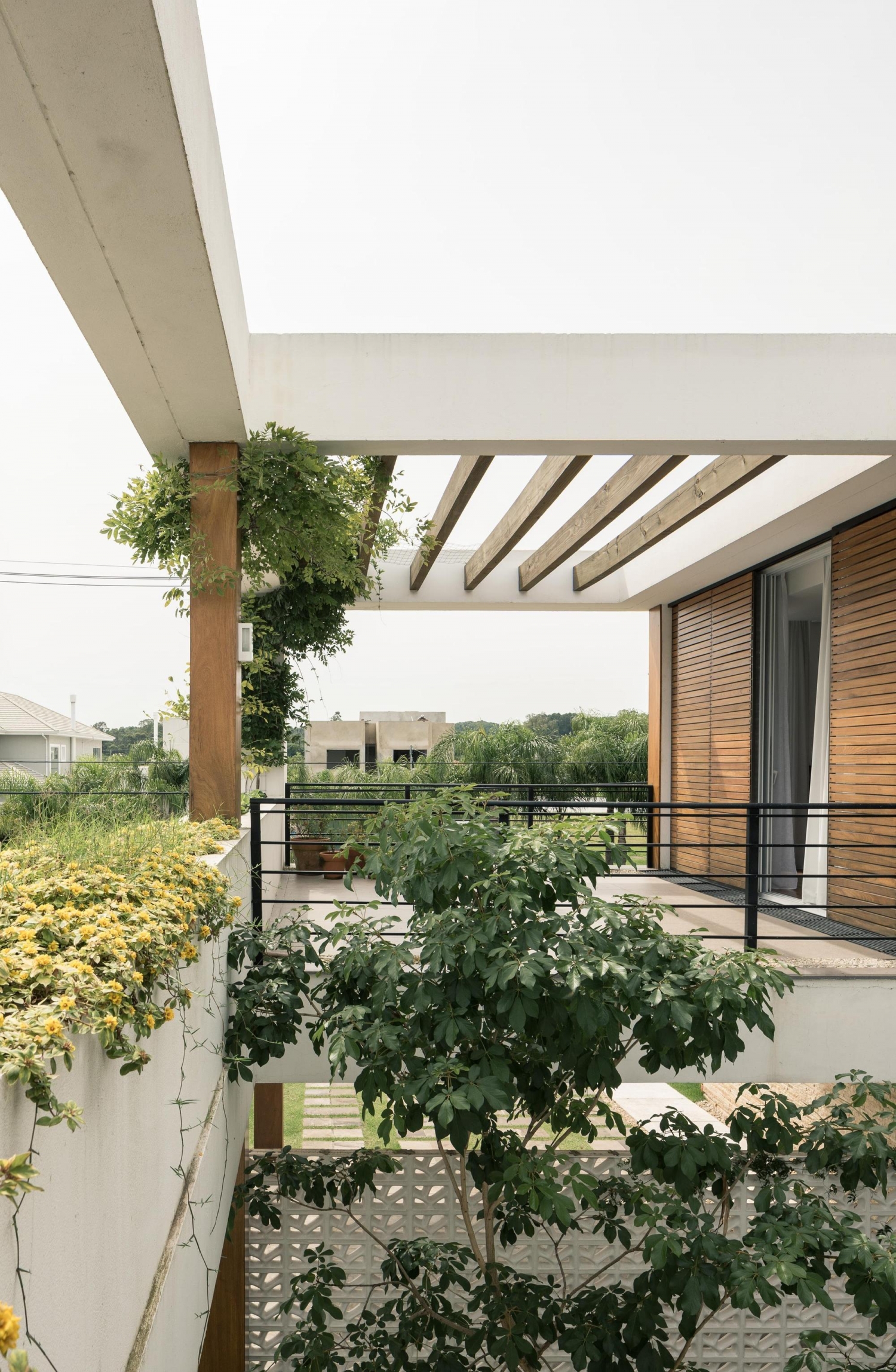 巴西阿雷格里港绿色住宅,融入景观与环保设计-23