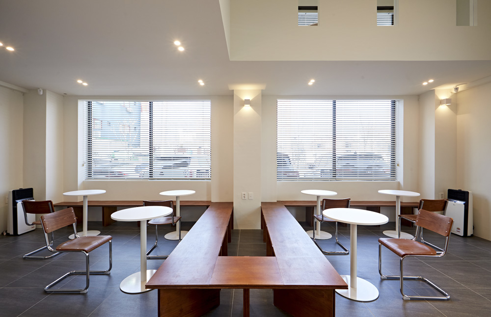 28 平极简双层咖啡馆，展现白色与木纹之美-7