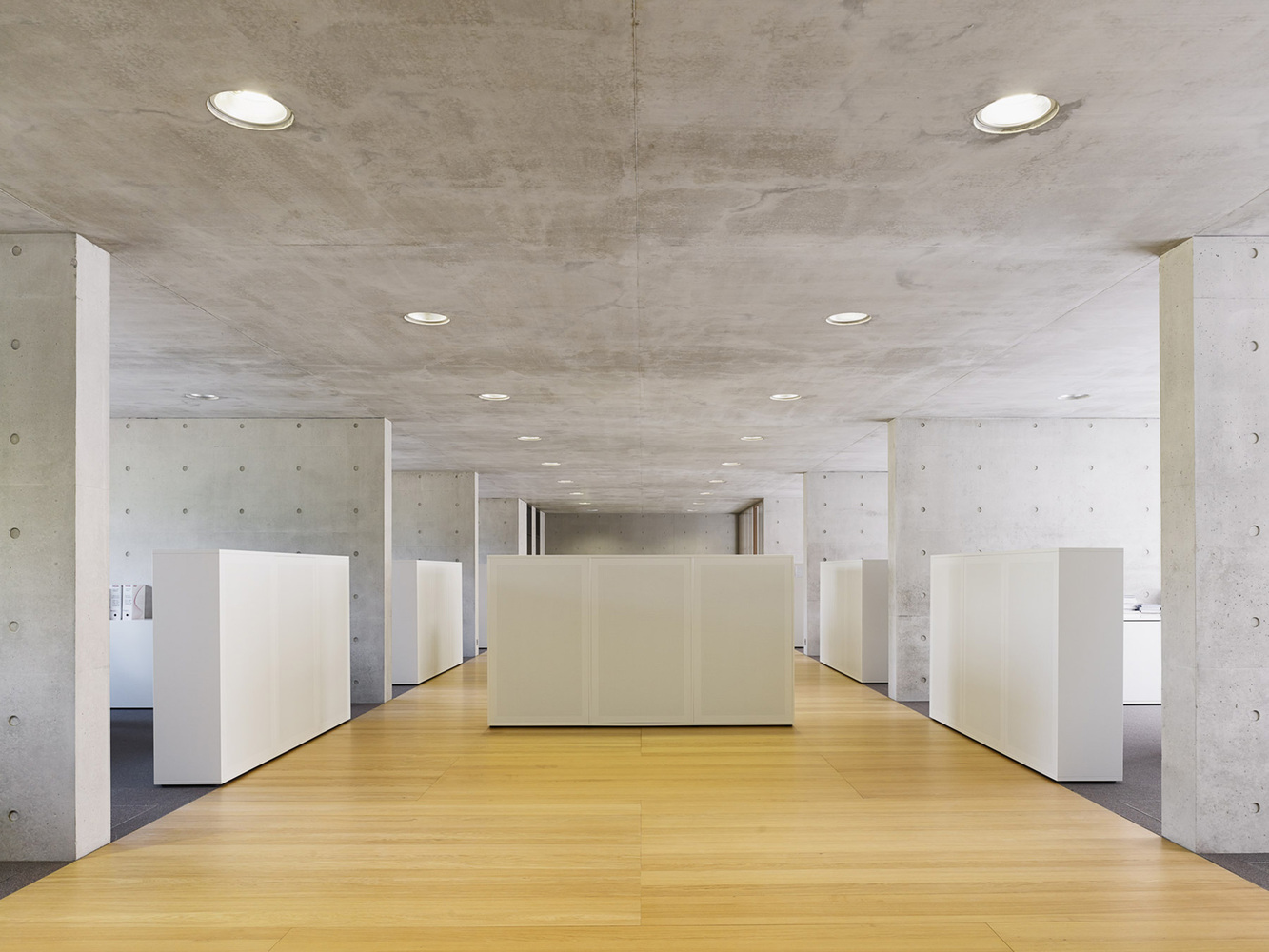 Luxembourg 办公大楼,工业风与混凝土美学完美结合-12