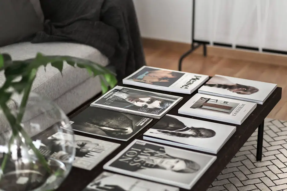 巧妙改造！衣架变客厅照片展示架-7