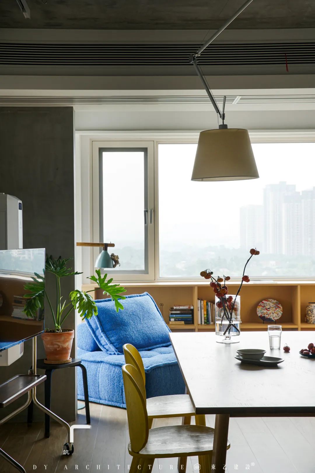 原始粗狂的混凝土裸顶遇上紧凑小三房,这酷酷的松弛感真让人着迷丨中国长沙丨東乙建设-14