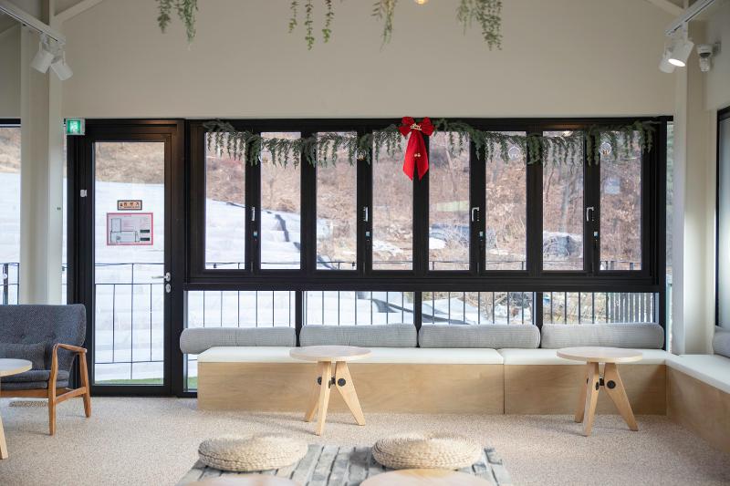 甜蜜的 58 平米白色&木质咖啡馆设计-8