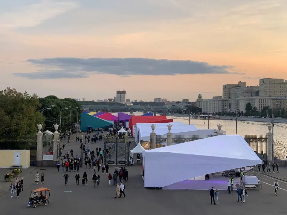 2020 俄罗斯创意产业节展亭 | 色彩缤纷的滨水空间-6