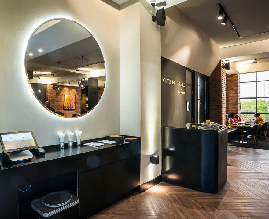 纽约风格餐厅设计,展现红砖、皮革与黑白的魅力-23