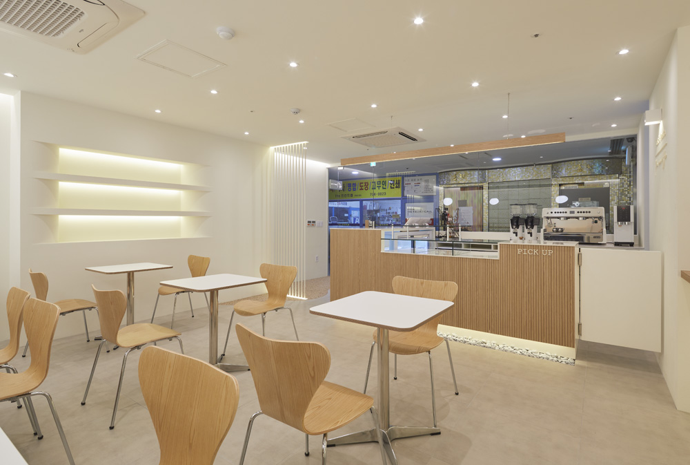 白色木纹打造 30 平极简餐厅-2