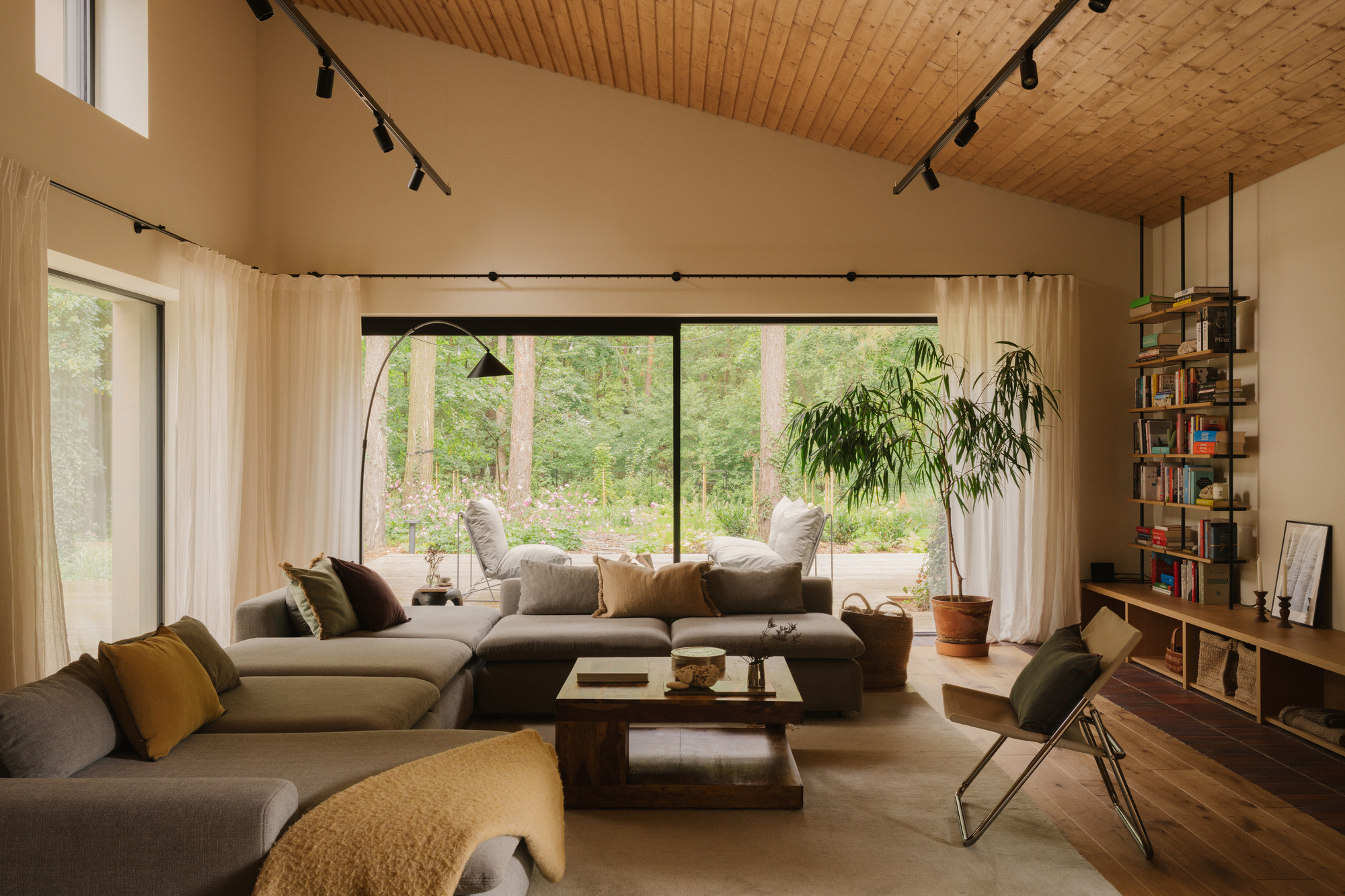 Residence on the Edge of National Forest / Studio GAB-16