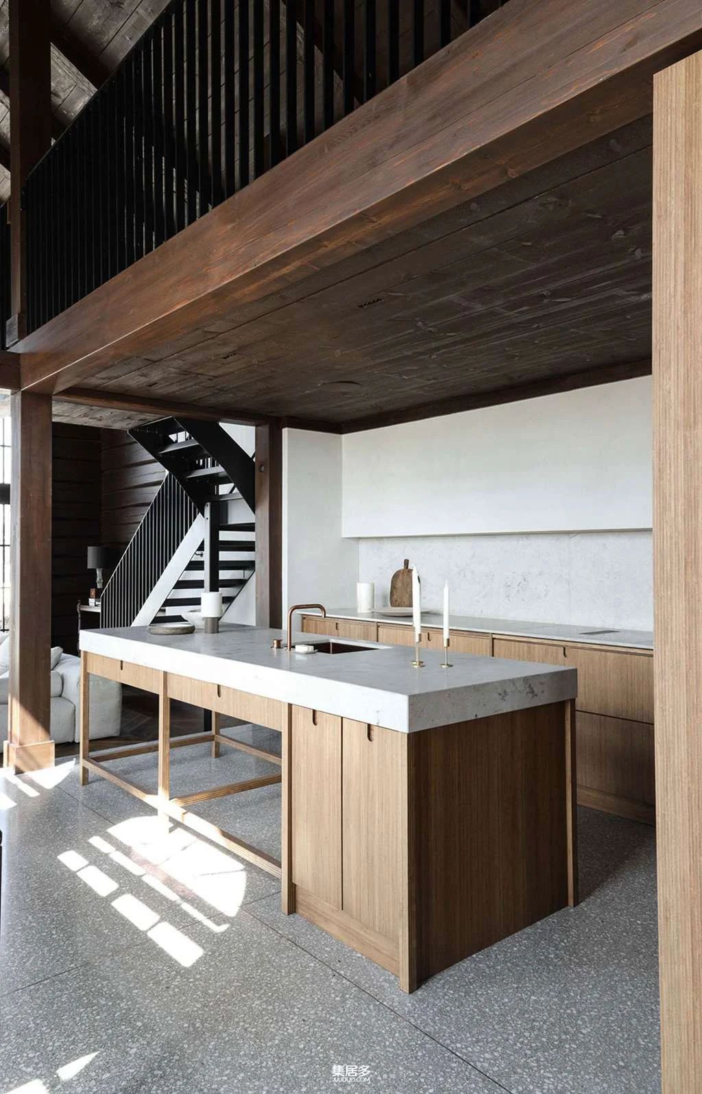 深色木材和浅色现代家具：挪威的山间小屋-4