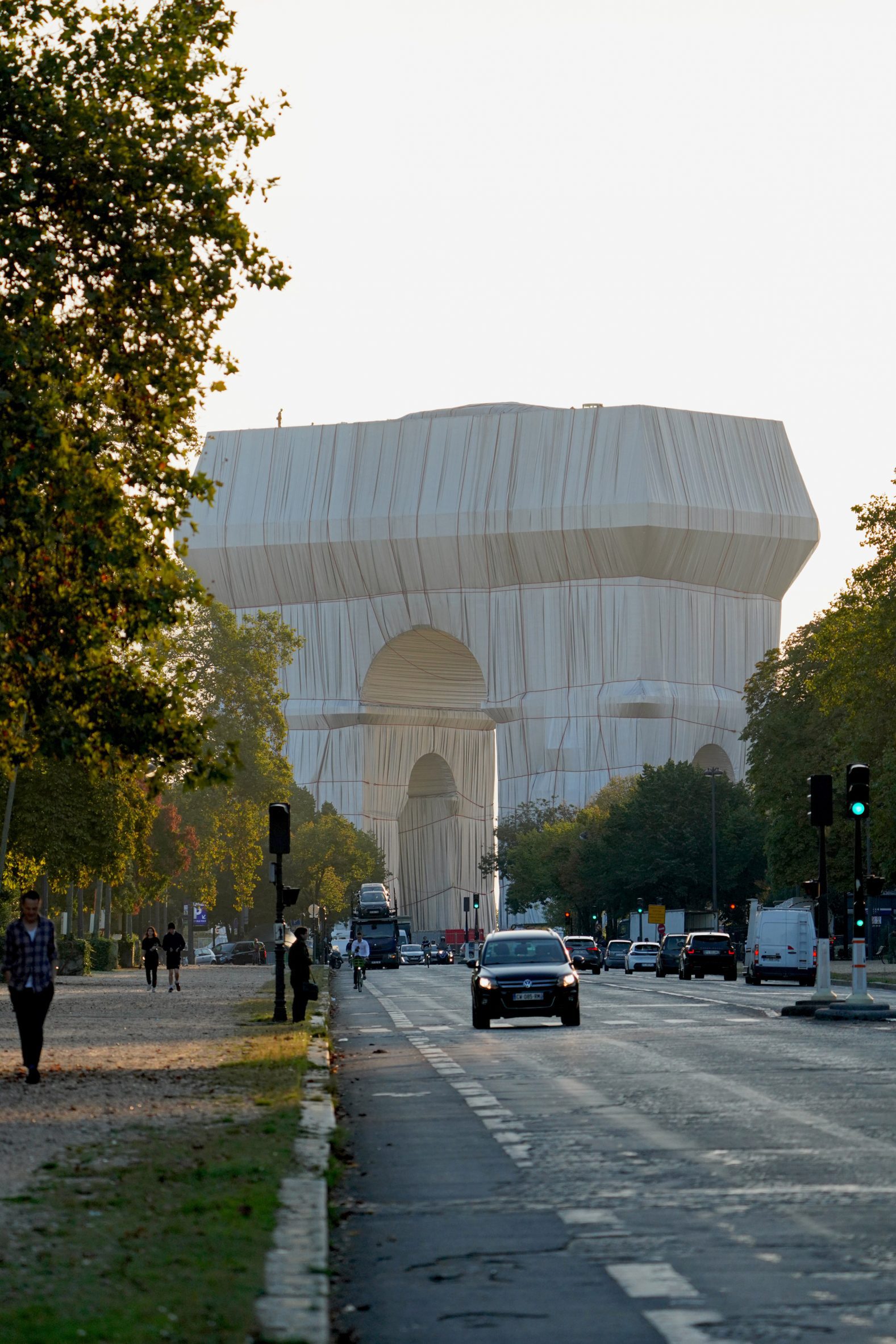 巴黎 Arc de Triomphe 缠绕艺术装置 | Christo 和 Jeanne-Claude 的遗作惊艳亮相-13