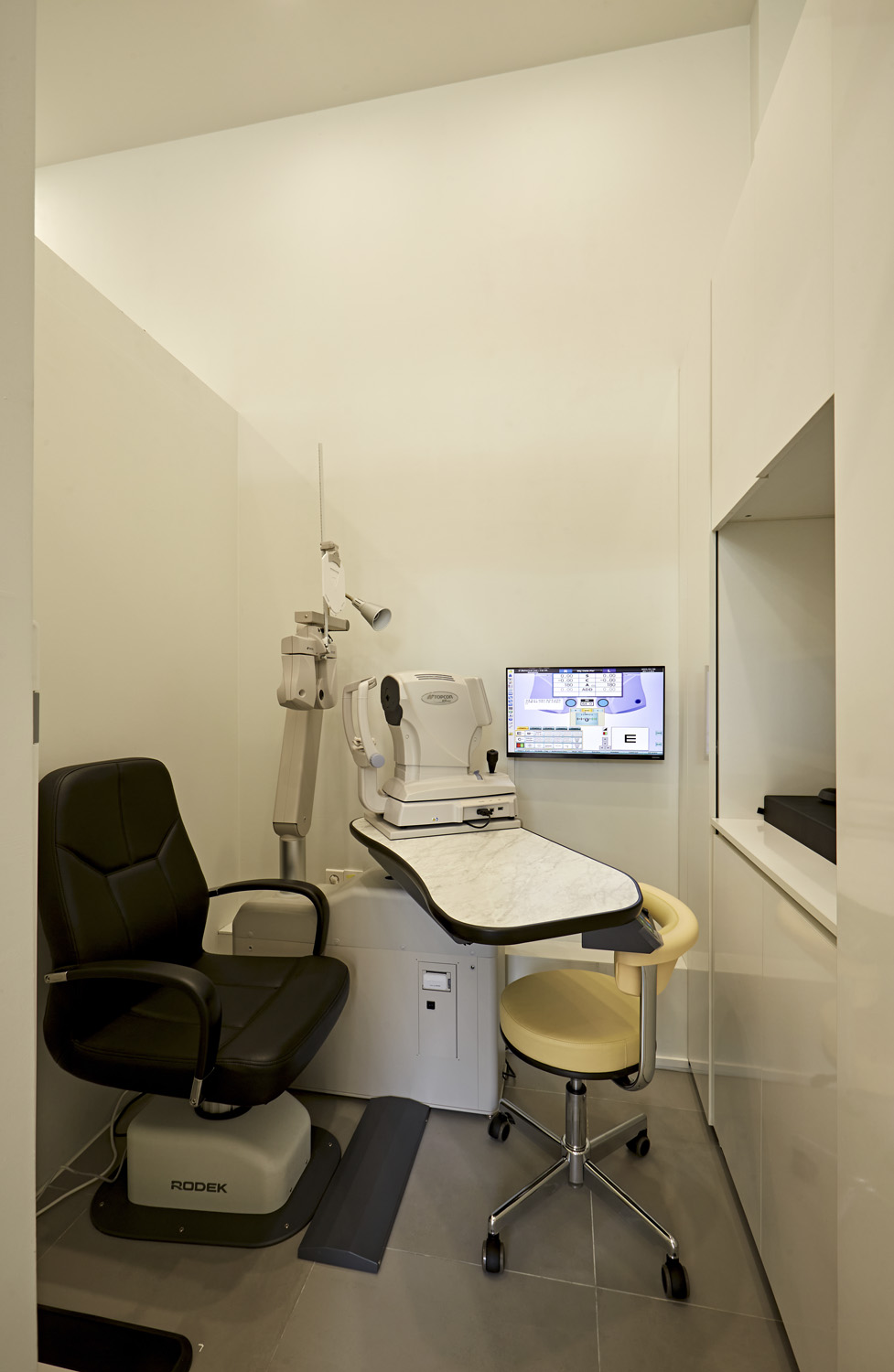 白色与木色，打造 11 平米极简眼镜店-17