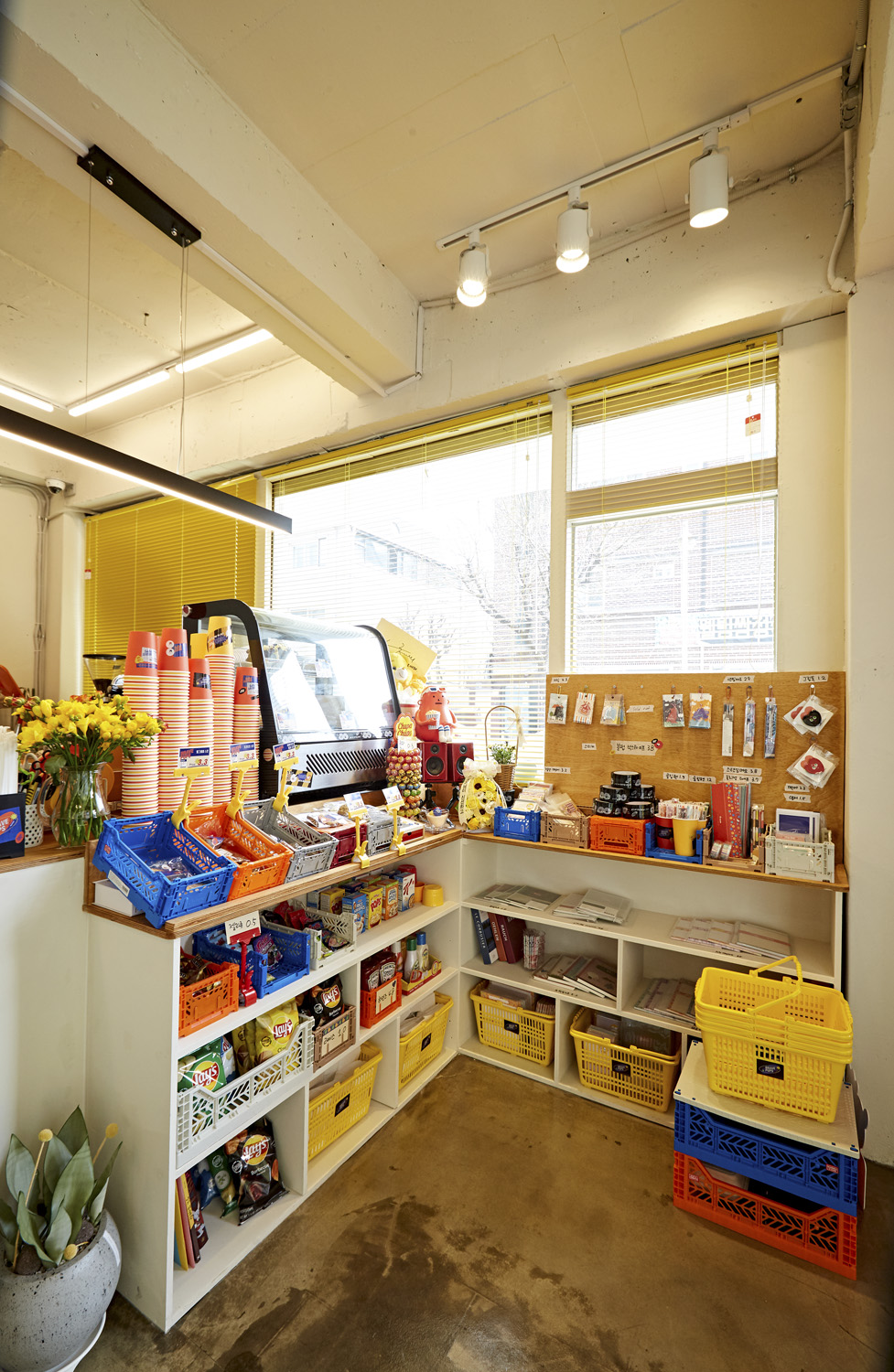 温馨小物打造 12 平米甜品咖啡厅-11