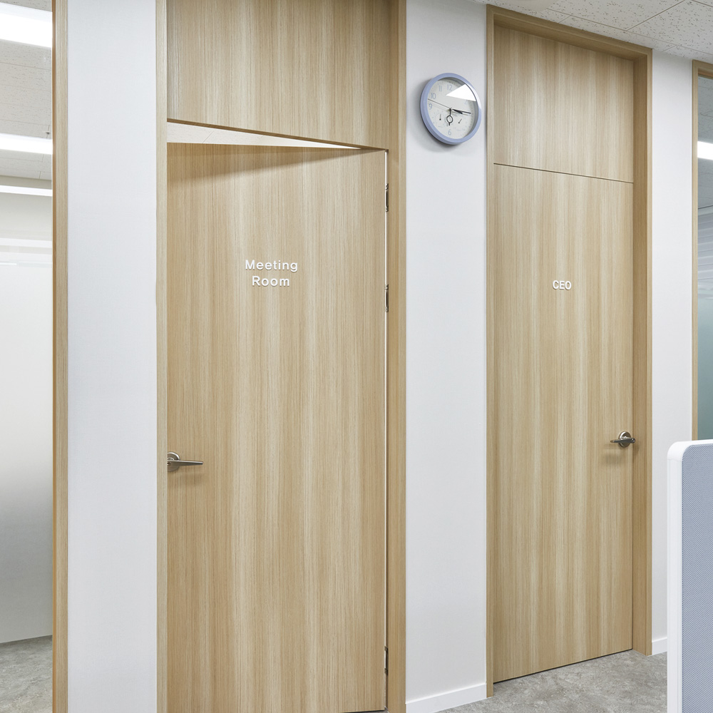 "白色与木质，31 平米知识产业中心的简洁内饰"-20