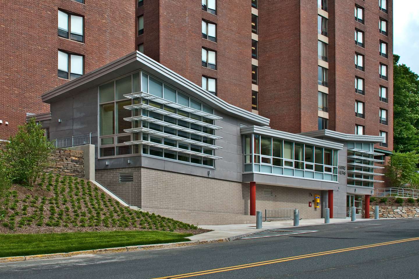 米德尔塞克斯社区学院许可机构——伯克希尔公寓（注：这里假设MCLA是米德尔塞克斯社区学院许可机构，如果没有更多背景信息，MCLA难以精准判断一般MCLA可能指米德尔塞克斯社区学院许可机构，但也可能有其他含义，比如莫霍克谷社区学院联盟等若这不是你想要的结果，请提供关于MCLA的更多背景信息） 丨美国丨Kuhn Riddle Architects-0