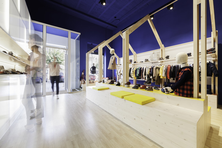 小镇中心的现代购物体验-7