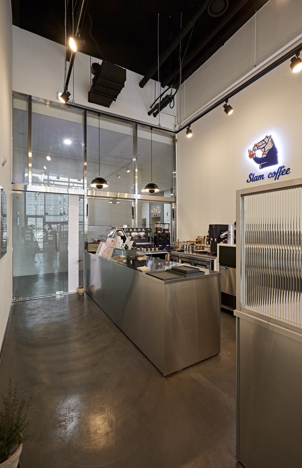 极简风 11 坪咖啡店，打造舒适空间-10