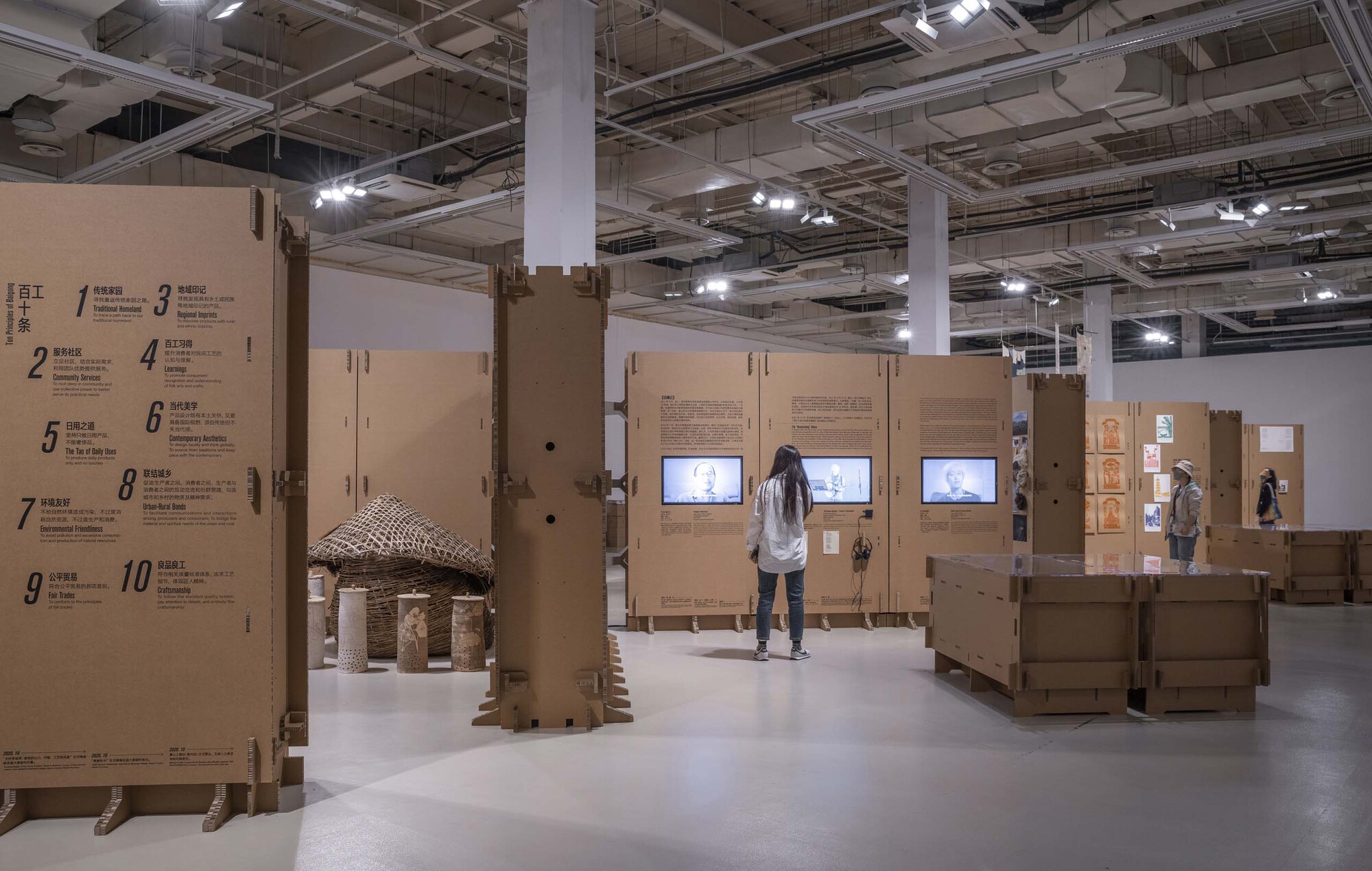 Exhibition Space Formed by Corrugated Cardboards / LUO studio-41