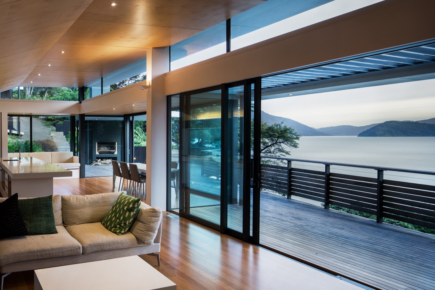 新西兰 Moetapu 度假屋 | 嵌入丛林的折叠式建筑-45