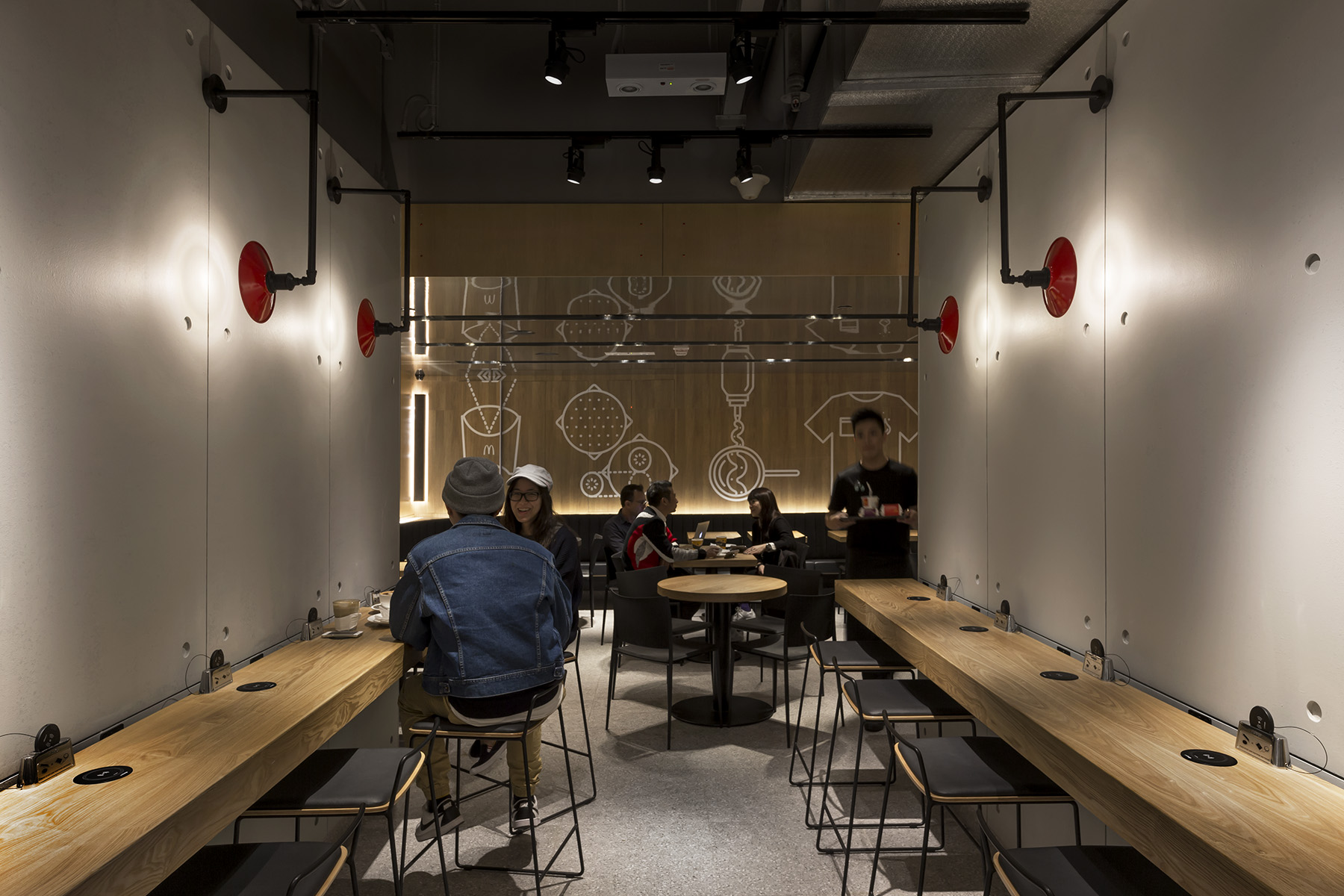 香港麦当劳打造简约经典室内空间-18