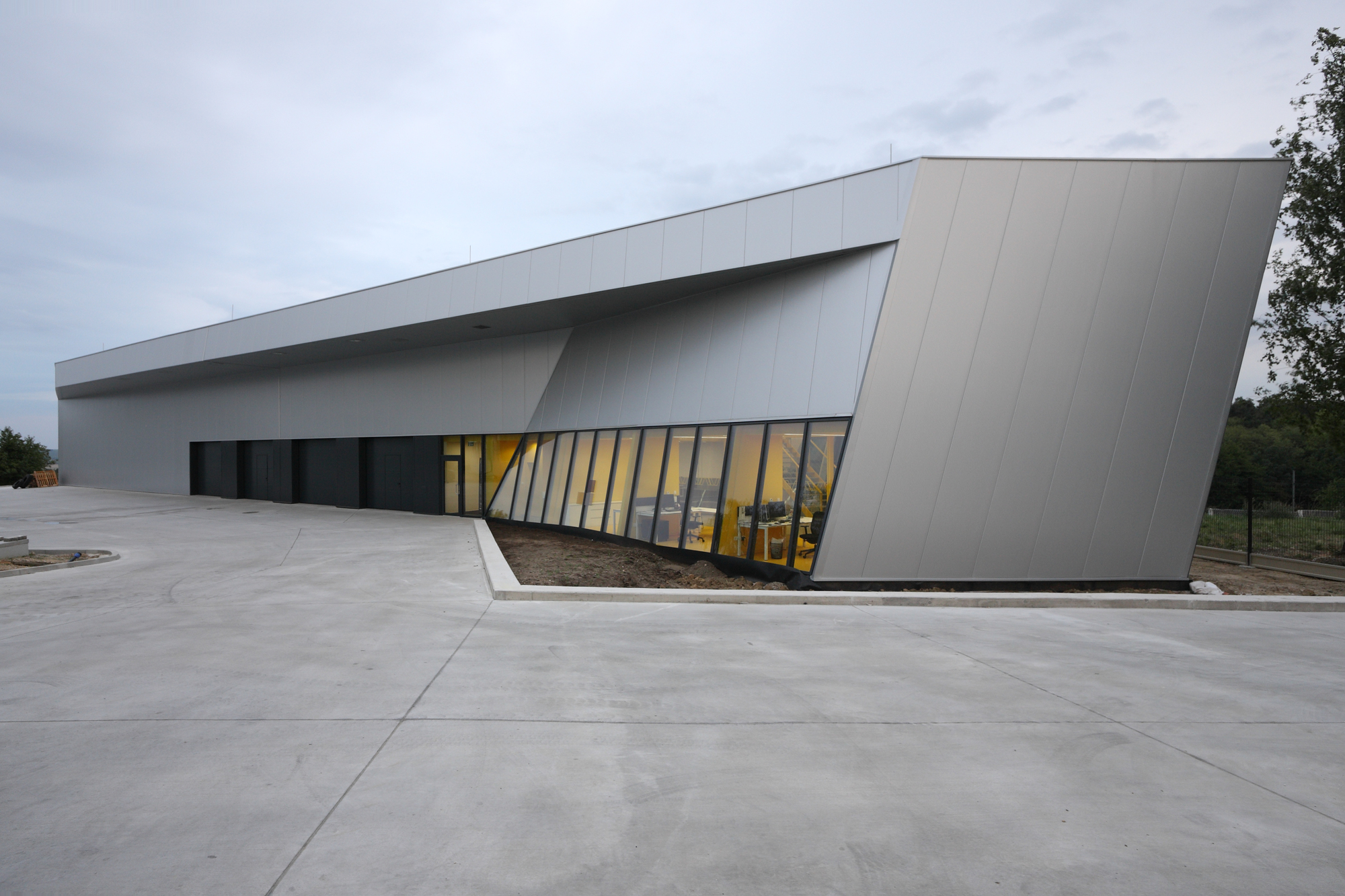 高速公路旁的透明办公建筑-8