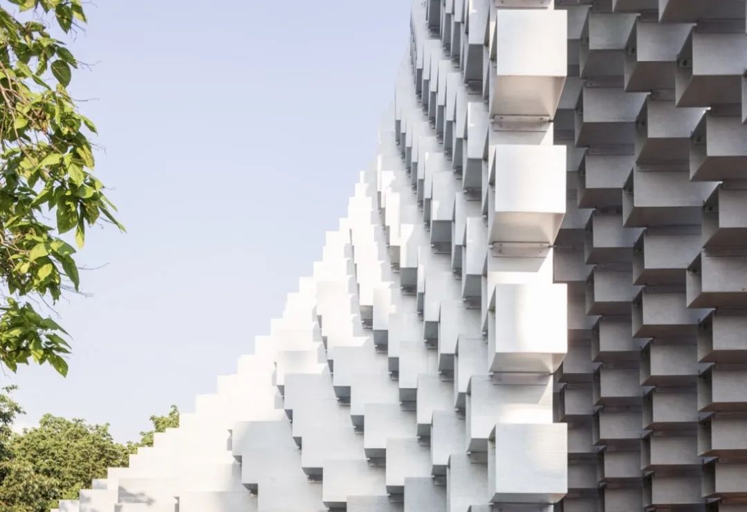 伦敦蛇形展馆"解构"之墙-23