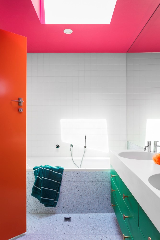 现代主义之家 | 双层仓库变多彩庆典空间-22