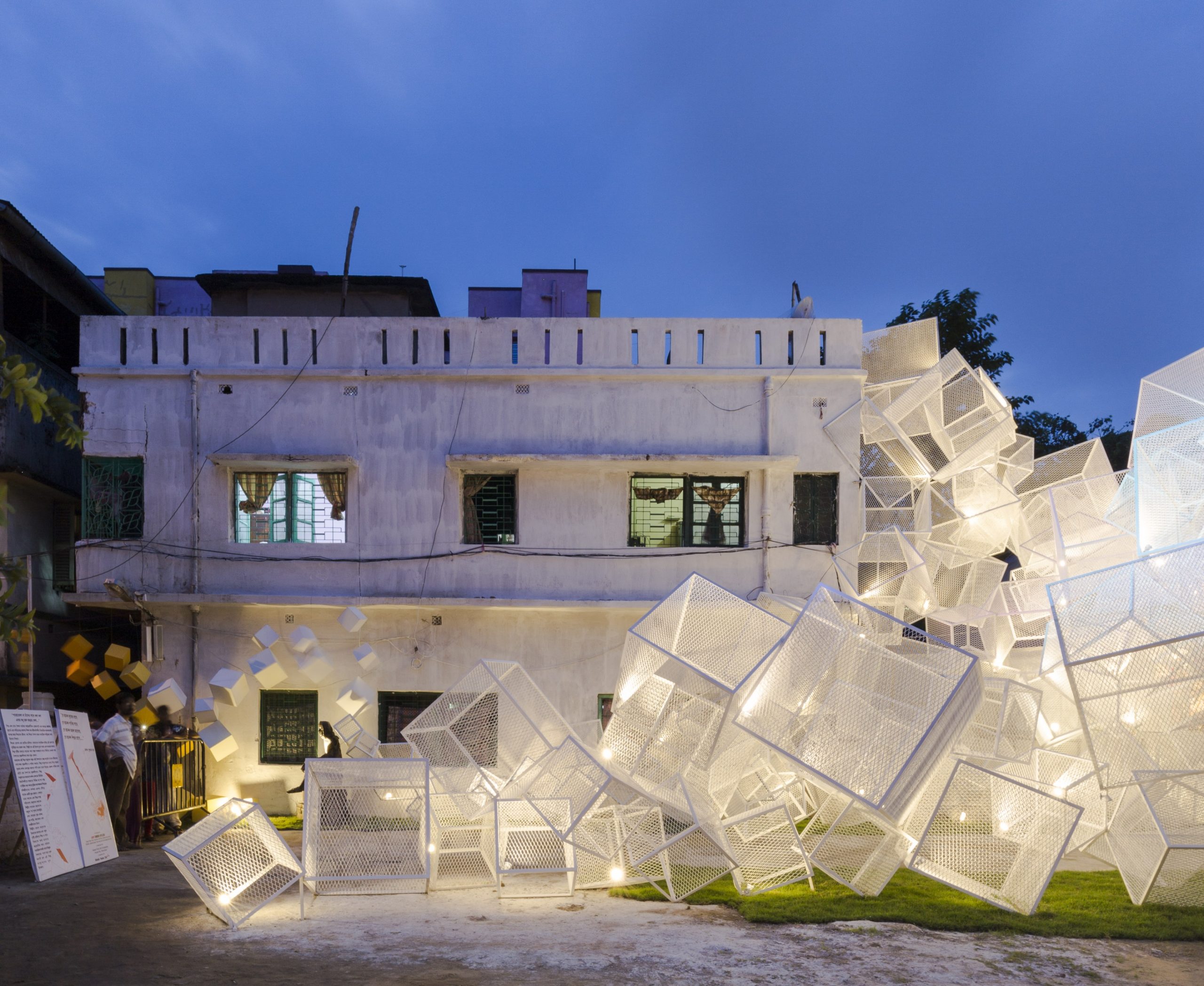 印度杜尔迦女神节临时装置，受困的飞鸟 / Abin Design Studio-10