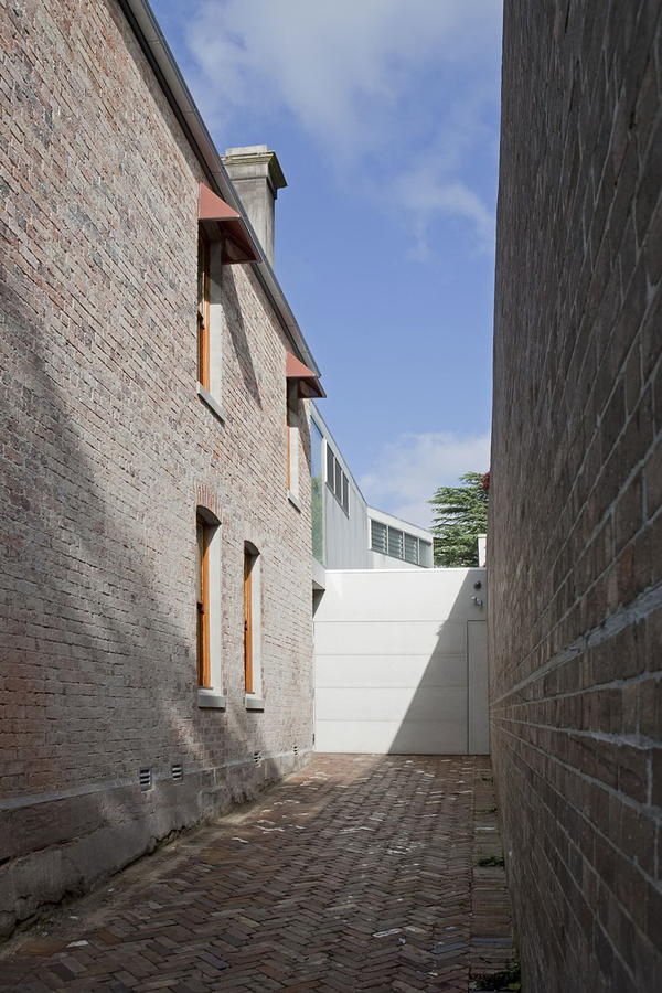 绿意环绕的 CO-AP 紧凑别墅 | 玻璃与自然的完美融合-23