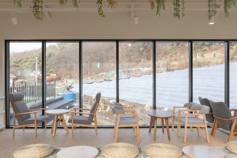 甜蜜的 58 平米白色&木质咖啡馆设计-7