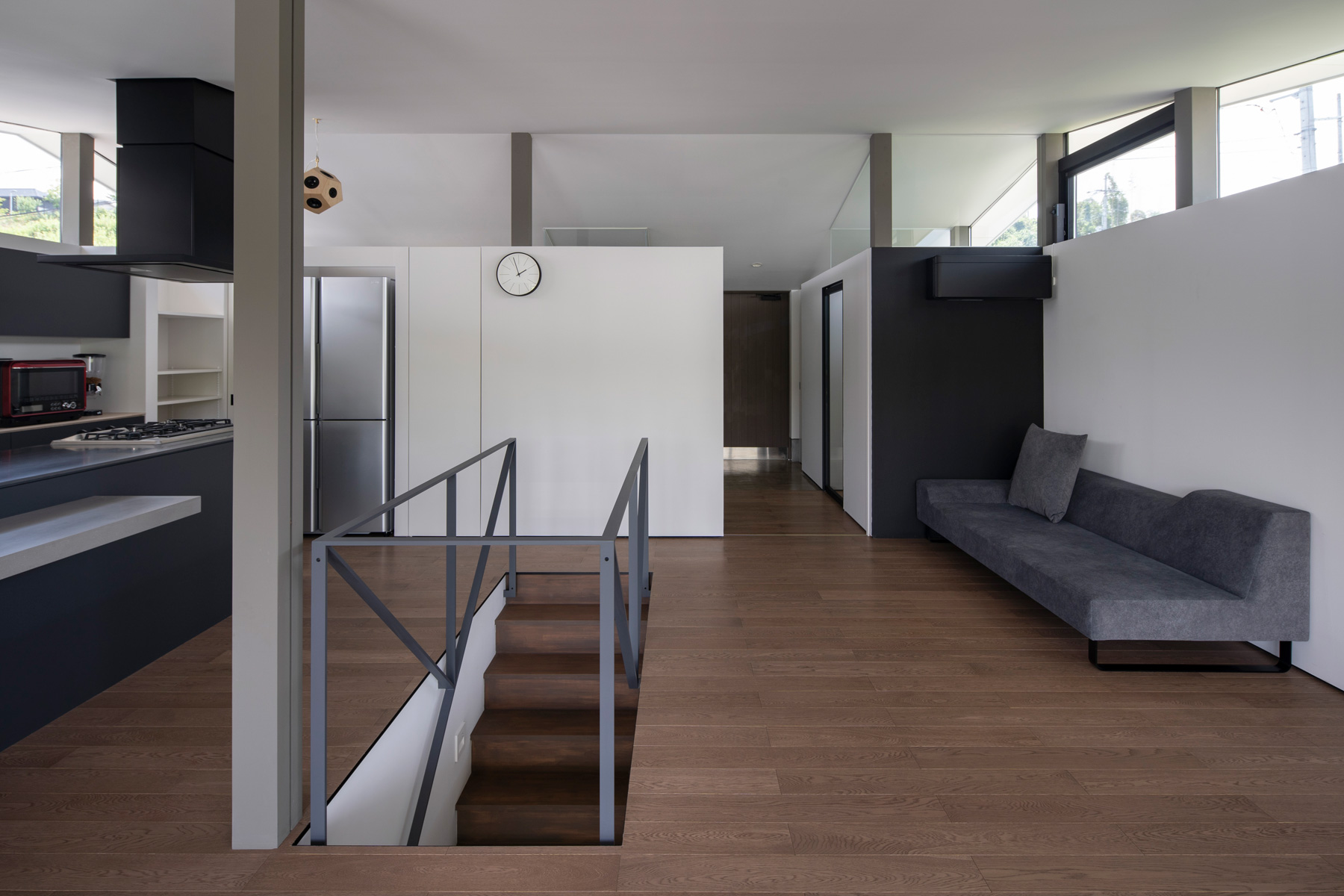 山形坡地上的雅致居所——山本洋平设计的三功能屋顶-14