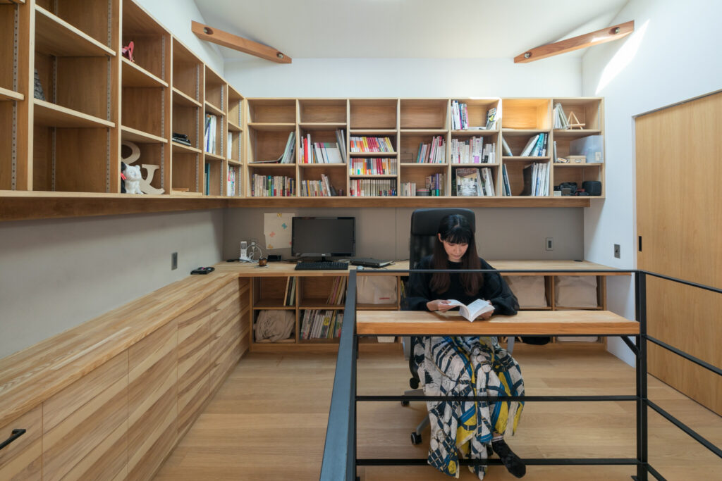 薪ストーブのあるピットリビング　外とのつながりがくつろぎを生む “共有”の空間と時間を作る家 | Style of Life | 100%LiFE-18