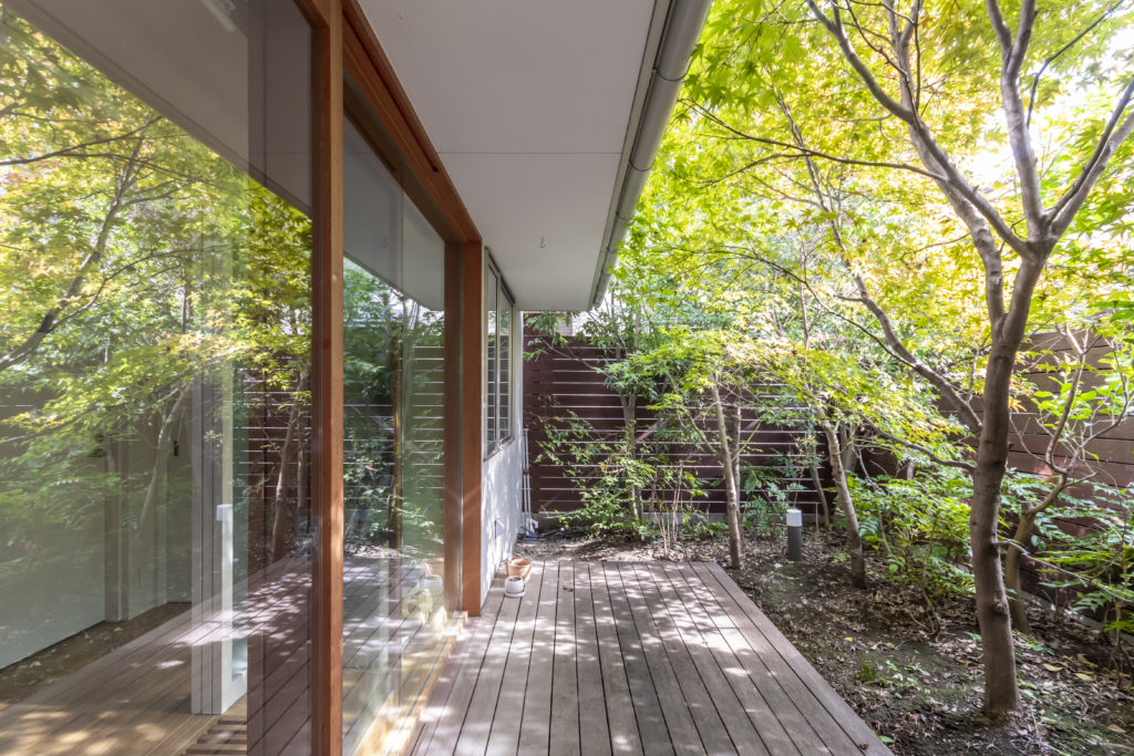 別荘地のように静かで緑に囲まれた家　緑と空の見える図書室でゆったりと本を読んで過ごす | Architecture | 100%LiFE-10