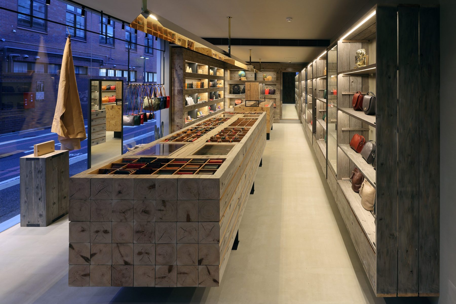 野牛京都三条店

注：IL BISONTE一般是品牌名，音译为野牛 ；KYOTO是京都；SANJO在日本地名里常指三条，这里推测是该品牌位于京都三条的门店相关表述 丨日本京都丨辻村久信氏-1